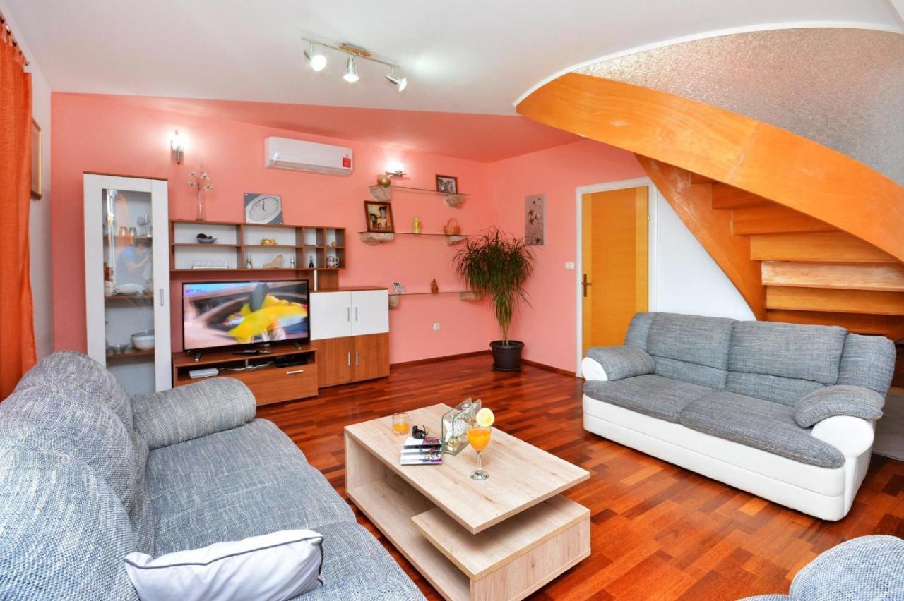 Holiday Home Nevenka Kastela Exterior photo
